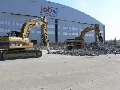 Bourání, stojánky před novou opravárenskou halou na letišti Mošnov